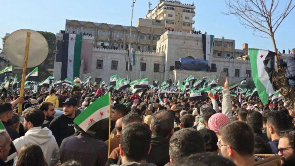 آلاف السوريين في حماة يحتفلون بسقوط النظام - 13 كانون الأول 2024 (عنب بلدي/ إياد عبد الجواد)