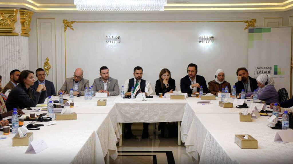 من الجلسة الحوارية التي عقدتها منظمة وحدة دعم الاستقرار مع ممثلين عن الوزارات السورية المعنية والتحالف الدولي والمنظمات الدولية والمحلية حول عودة ساكني مخيم الهول - 17 تشرين الثاني 2025 (منظمة وحدة دعم الاستقرار)