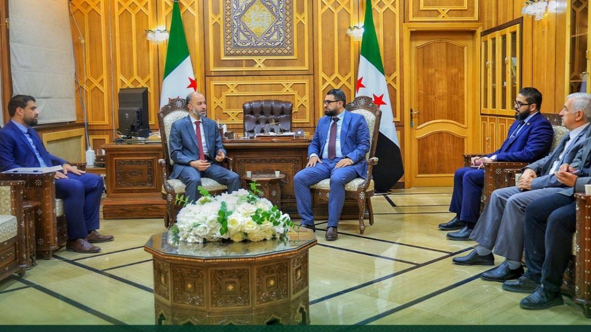 اجتماع رئيس الهيئة العامة للمنافذ البرية والبحرية ووزير العدل لبحث الملفات القانونية والقضائية المرتبطة بالعمل الجمركي - 23 تشرين الأول 2025 (المنافذ البحرية/فيسبوك)