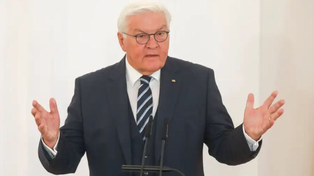 الرئيس الألماني فرانك - فالتر شتاينماير يعارض فكرة إعادة اللاجئين السوريين إلى بلادهم لعدم توفر البنية التحتية لاستقبالهم (Matthias Gränzdörfer/pictureteam/IMAGO)