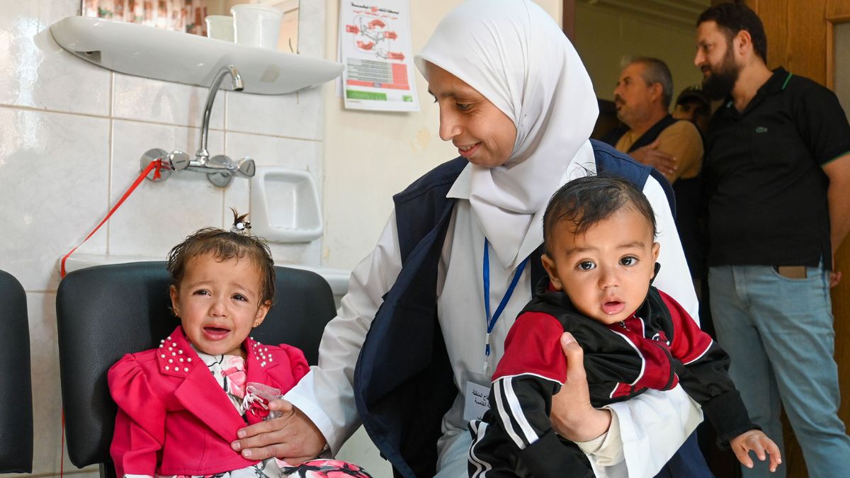 مسؤولة التطعيم تواسي أطفال بعد تلقيهم لقاحاتهم الروتينية في مركز برزة البلد الصحي بدمشق - 13 تشرين الثاني 2025 (منظمة الصحة العالمية)