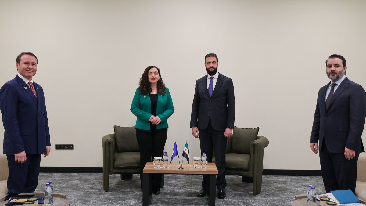 لقاء الرئيس السوري أحمد الشرع مع رئيسة جمهورية كوسوفو فيوزا عثماني في أنطاليا – 11 نيسان 2025 (رئاسة الجمهورية العربية السورية)