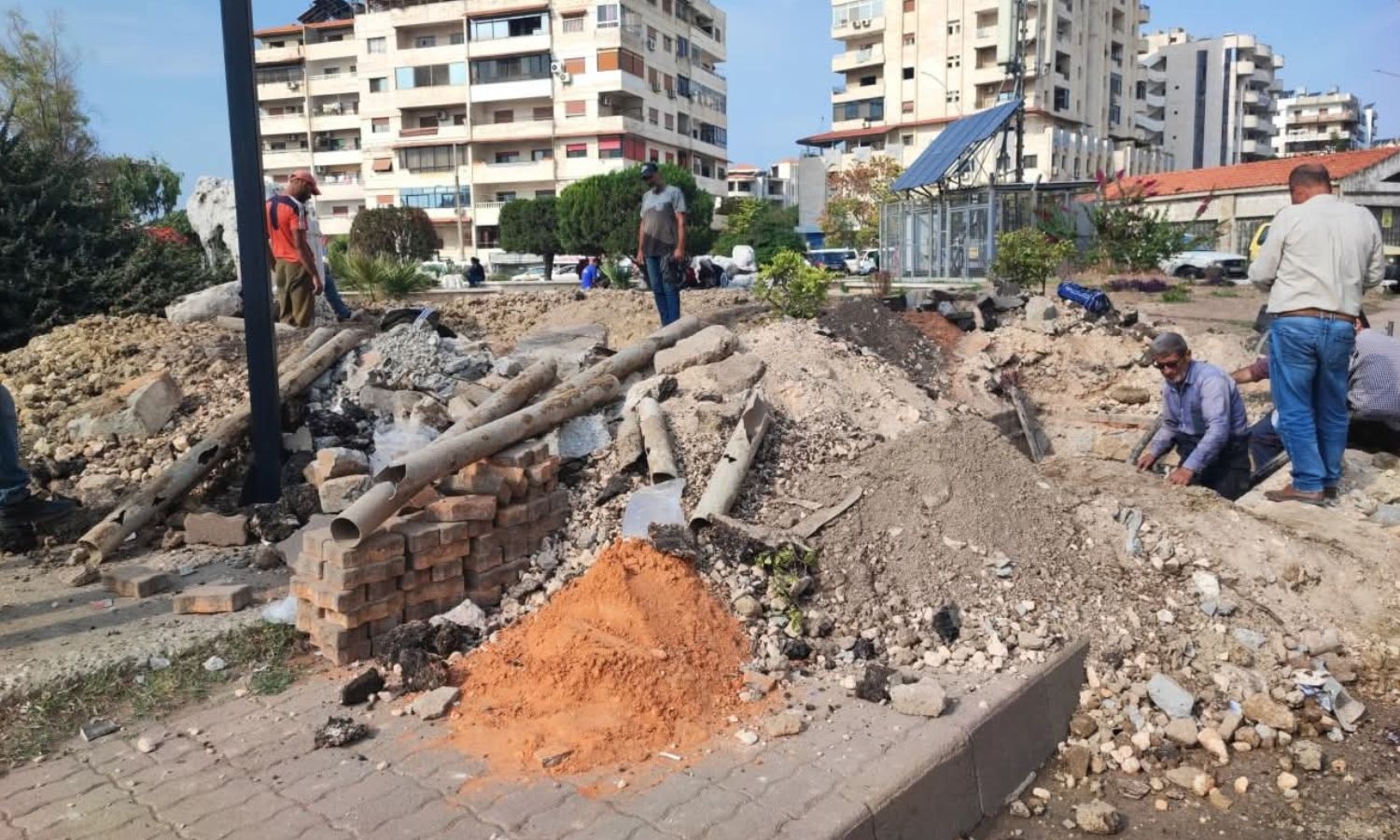 ورشات الصيانة تمدد كوابل جديدة بعد سرقتها لاستعادة الخدمة الهاتفية لأحياء عدة في مدينة اللاذقية - 6 تشرين الثاني 2025 (فرع السورية للاتصالات باللاذقية/فيسبوك)