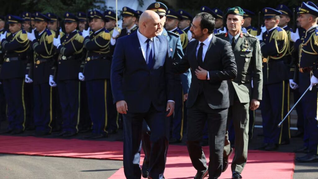 رئيس قبرص نيكوس خريستودوليديس مع الرئيس اللبناني جوزاف عون في قصر الرئاسة في بعبدا - 26 تشرين الثاني 2025 (محمد عزاقير/ رويترز)