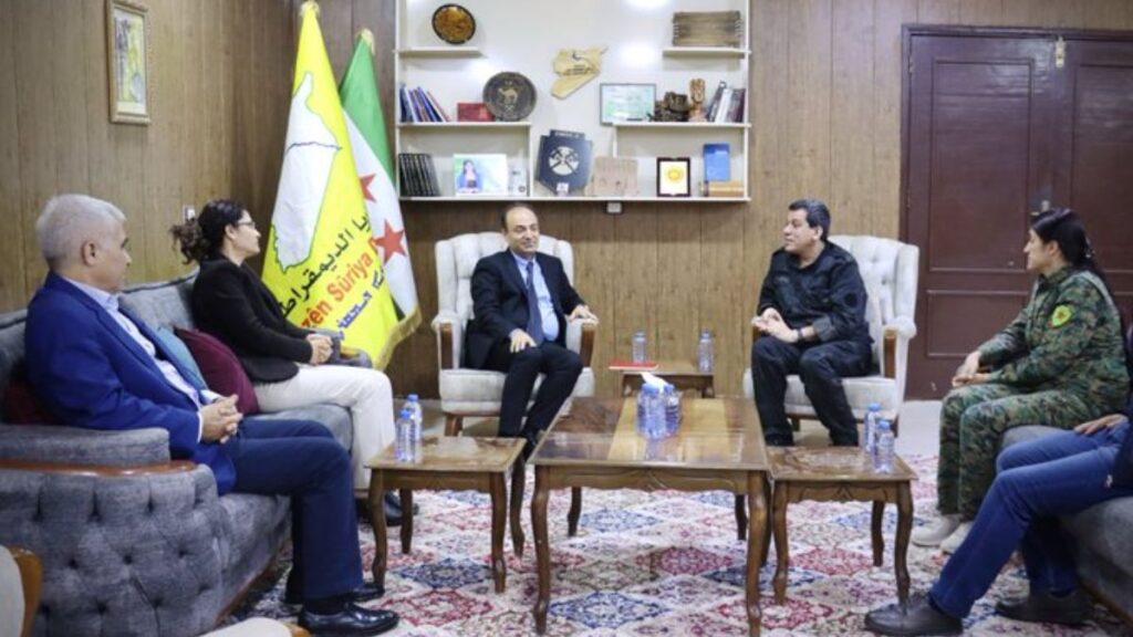 قائد "قسد" مظلوم عبدي يلتقي السياسي الكردي أوصمان بايدمير بحضور إلهام أحمد وروهلات عفرين - 7 تشرين الثاني 2025 (مظلوم عبدي/ إكس)