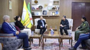 قائد "قسد" مظلوم عبدي يلتقي السياسي الكردي أوصمان بايدمير بحضور إلهام أحمد وروهلات عفرين - 7 تشرين الثاني 2025 (مظلوم عبدي/ إكس)