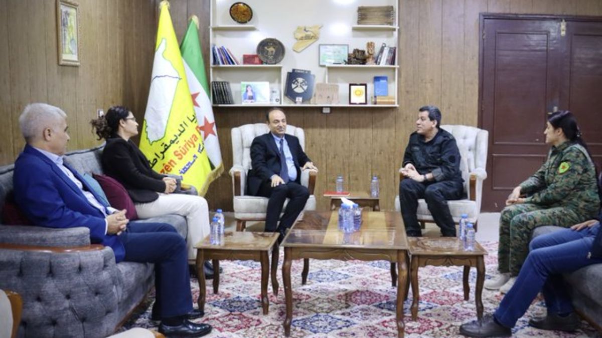 قائد "قسد" مظلوم عبدي يلتقي السياسي الكردي أوصمان بايدمير بحضور إلهام أحمد وروهلات عفرين - 7 تشرين الثاني 2025 (مظلوم عبدي/ إكس)