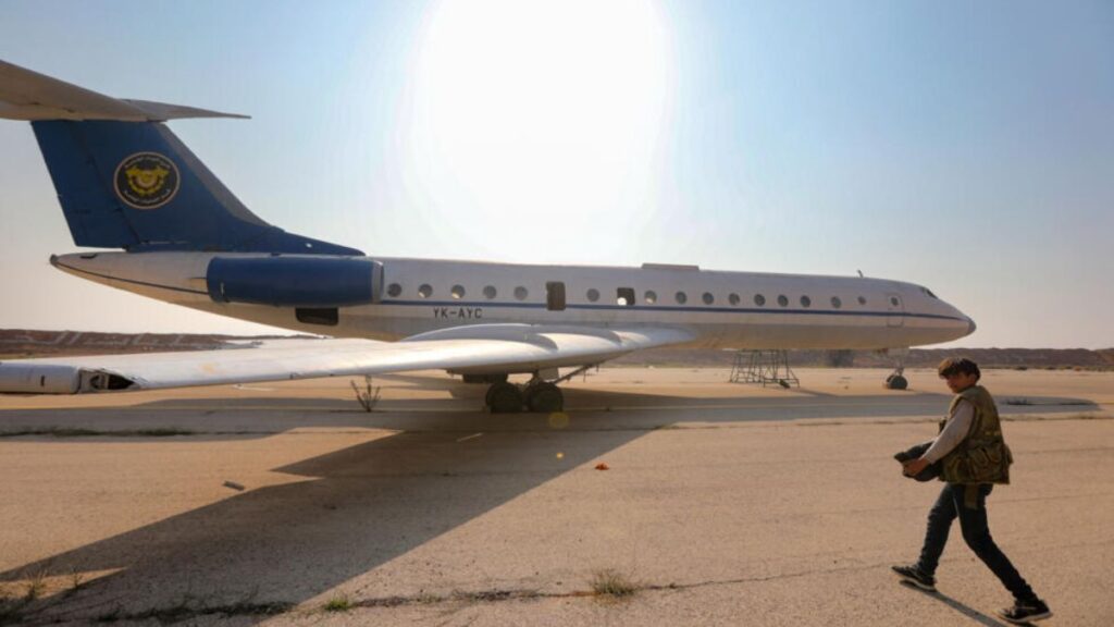 طائرة حكومية مهجورة في مطار المزة العسكري في دمشق - 11 كانون الأول 2024 (الوكالة الفرنسية)