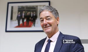 رئيس بعثة الاتحاد الأوروبي في سوريا ميخائيل أونماخت في مقر البعثة بدمشق - 4 تشرين الثاني 2025 (عنب بلدي/نور حمزة)
