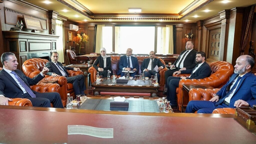 اجتماع بين هيئة المنافذ السورية ووزير الصناعة والتجارة والتموين الأردني لتوسيع منفذي نصيب وجابر الحدودي - 24 تشرين الثاني 2025 (الهيئة العامة للمنافذ الحدودية/ فيسبوك)