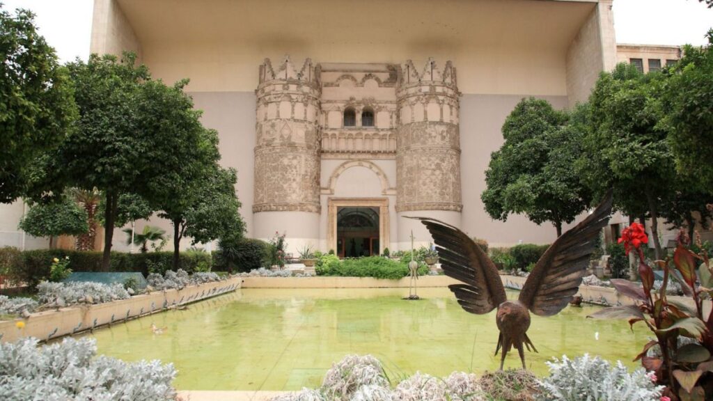 الباب الرئيسي للمتحف الوطني بدمشق - 24 آب 2025 (المديرية العامة للآثار والمتاحف/ فيسبوك)