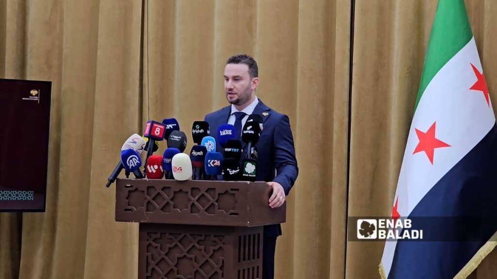 من المؤتمر الصحفي للمتحدث باسم وزارة الداخلية السورية نور الدين البابا حول اختفاء نساء وفتيات الساحل السوري - 2 تشرين الثاني 2025 (عنب بلدي/ أحمد مسلماني)