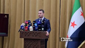 من المؤتمر الصحفي للمتحدث باسم وزارة الداخلية السورية نور الدين البابا حول اختفاء نساء وفتيات الساحل السوري - 2 تشرين الثاني 2025 (عنب بلدي/ أحمد مسلماني)