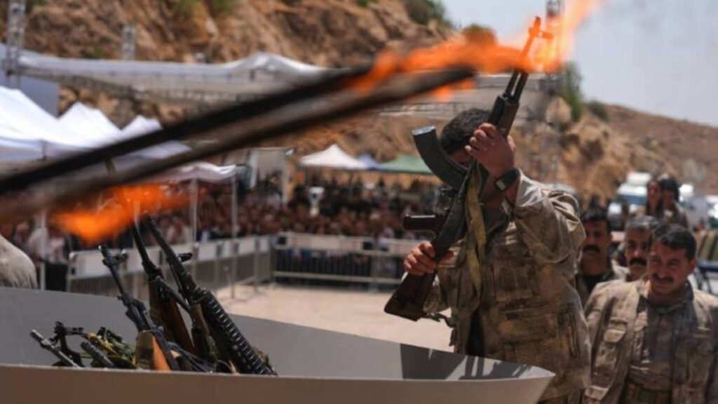 عناصر من "العمال الكردستاني" أثناء مراسم حرق أسلحتهم في السليمانية - 11 آب 2025 (رويترز)