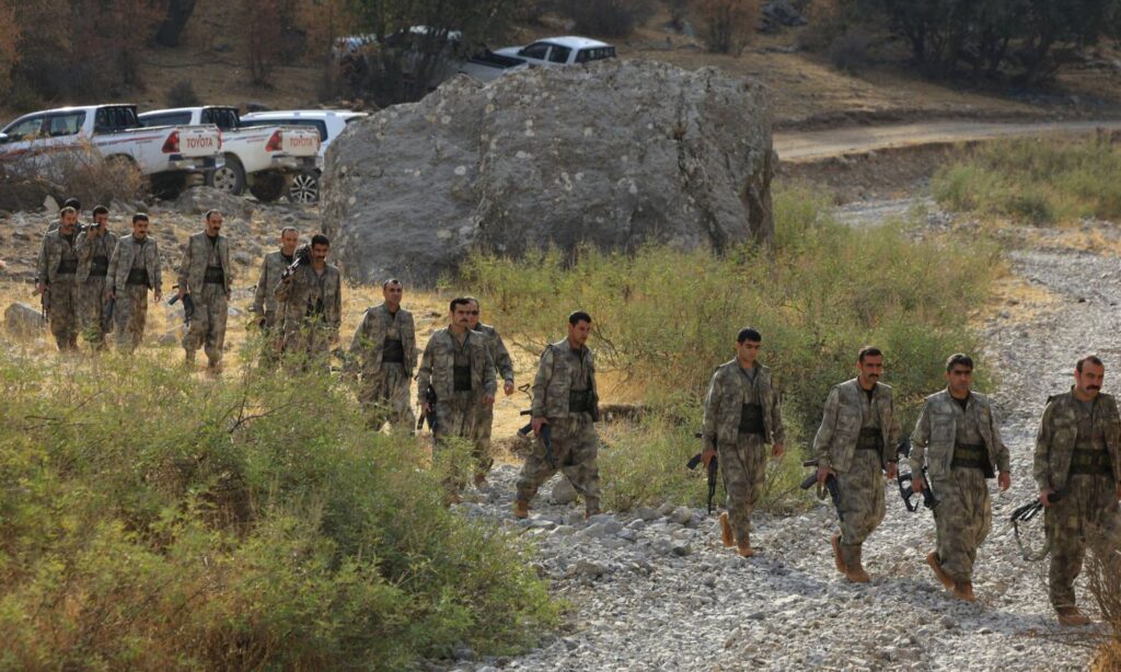 عناصر من حزب العمال الكردستاني يتجهون لحضور مراسم نزع السلاح - 26 تشرين الأول 2025 (رويترز)