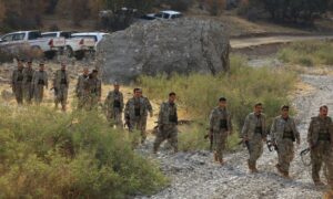 عناصر من حزب العمال الكردستاني يتجهون لحضور مراسم نزع السلاح - 26 تشرين الأول 2025 (رويترز)
