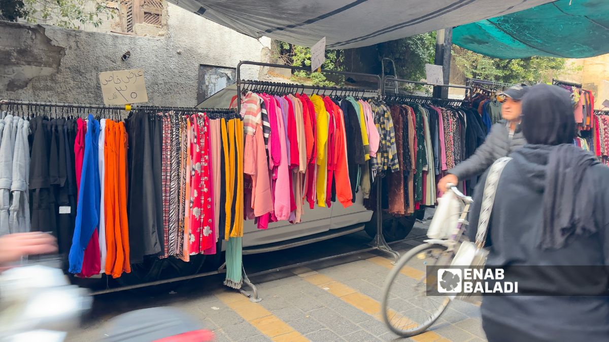 ألبسة أوروبية مستعملة في حي القنوات بدمشق – 6 تشرين الثاني 2025 (عنب بلدي/ أحمد الحمود)