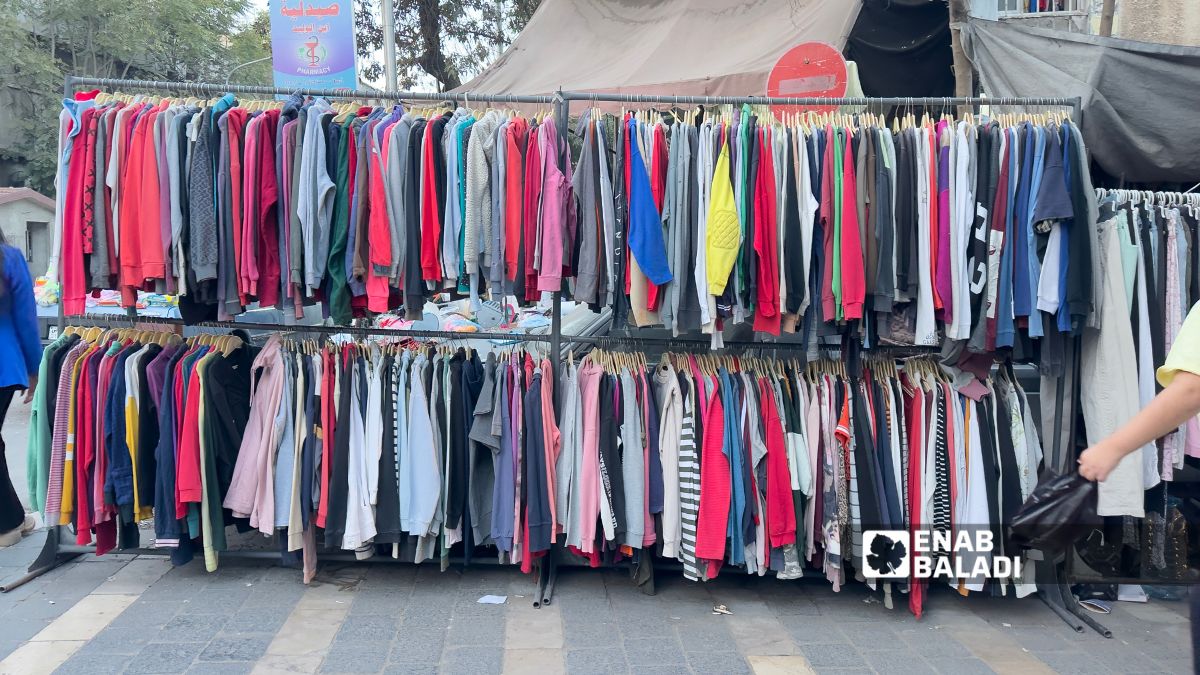 ألبسة أوروبية مستعملة في حي القنوات بدمشق – 6 تشرين الثاني 2025 (عنب بلدي/ أحمد الحمود)