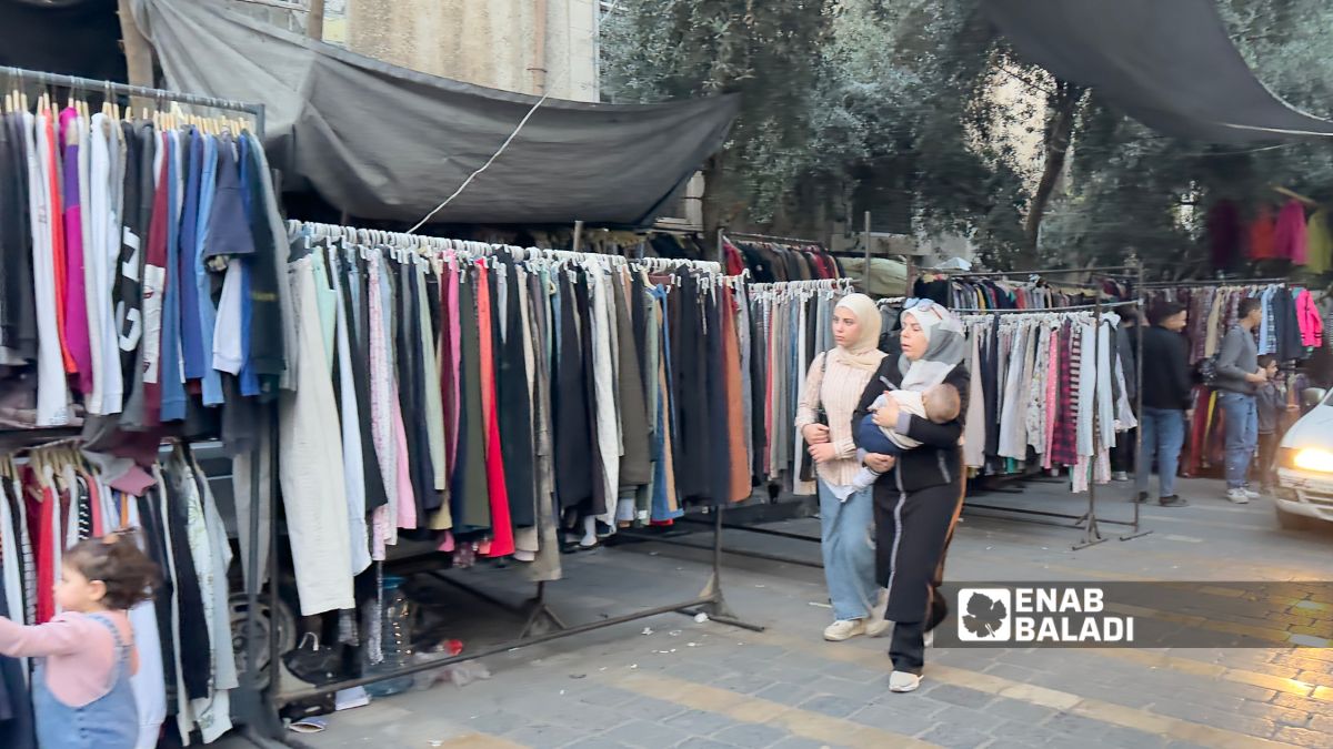 أهالٍ في حي القنوات بدمشق خلال شرائهم ألبسة أوروبية مستعملة (بالة) – 6 تشرين الثاني 2025 (عنب بلدي/ أحمد الحمود)