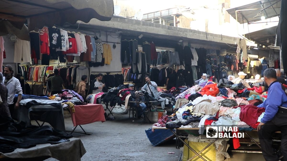 ألبسة أوروبية مستعملة في حي القنوات بدمشق – 6 تشرين الثاني 2025 (عنب بلدي/ أحمد الحمود)
