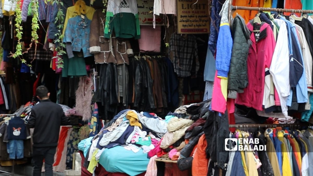 ألبسة أوروبية مستعملة في حي القنوات بدمشق – 6 تشرين الثاني 2025 (عنب بلدي/ أحمد الحمود)
