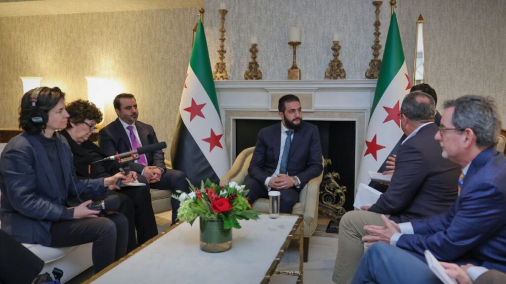 الرئيس السوري في المرحلة الانتقالية أحمد الشرع يعقد في مقر إقامته في واشنطن جلسة مع كبار المحررين في صحيفة الواشنطن بوست - 11 تشرين الثاني 2025 (سانا)