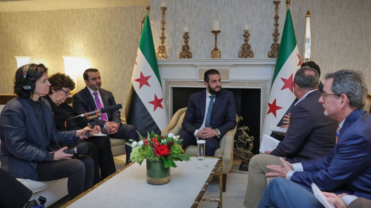 الرئيس السوري في المرحلة الانتقالية أحمد الشرع يعقد في مقر إقامته في واشنطن جلسة مع كبار المحررين في صحيفة الواشنطن بوست - 11 تشرين الثاني 2025 (سانا)