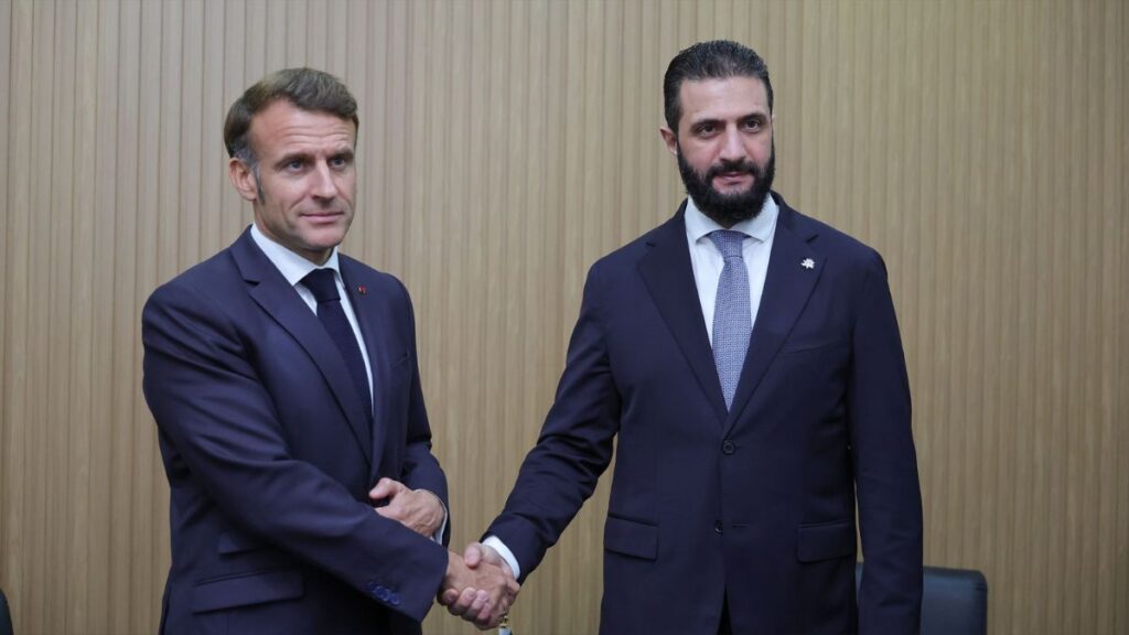 الرئيس السوري في المرحلة الانتقالية أحمد الشرع يصافح الرئيس الفرنسي إيمانويل ماكرون في اجتماع على هامش قمة مؤتمر المناخ في البرازيل - 7 تشرين الثاني 2025 (رئاسة الجمهورية العربية السورية/ إكس)