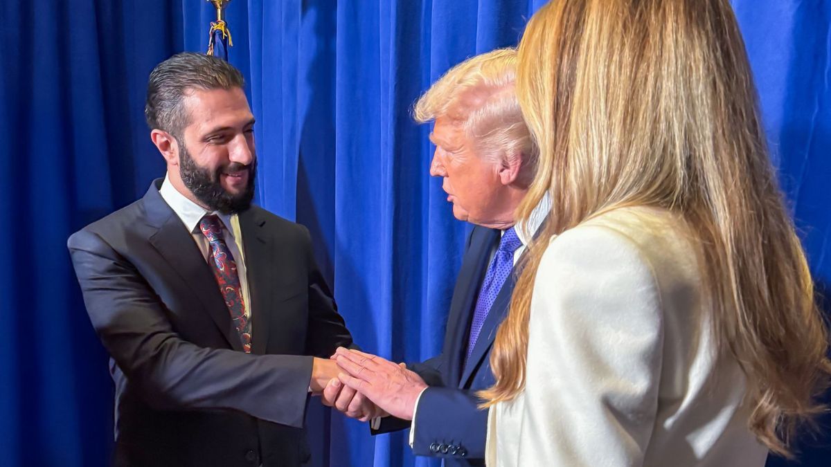 الرئيس السوري في المرحلة الانتقالية أحمد الشرع يلتقي رئيس الولايات المتحدة الأمريكية دونالد ترامب خلال حفل الاستقبال الذي أقامه الرئيس الأمريكي على هامش أعمال الدورة الثمانين للجمعية العامة للأمم المتحدة في نيويورك - 25 أيلول 2025 (رئاسة الجمهورية العربية السورية)