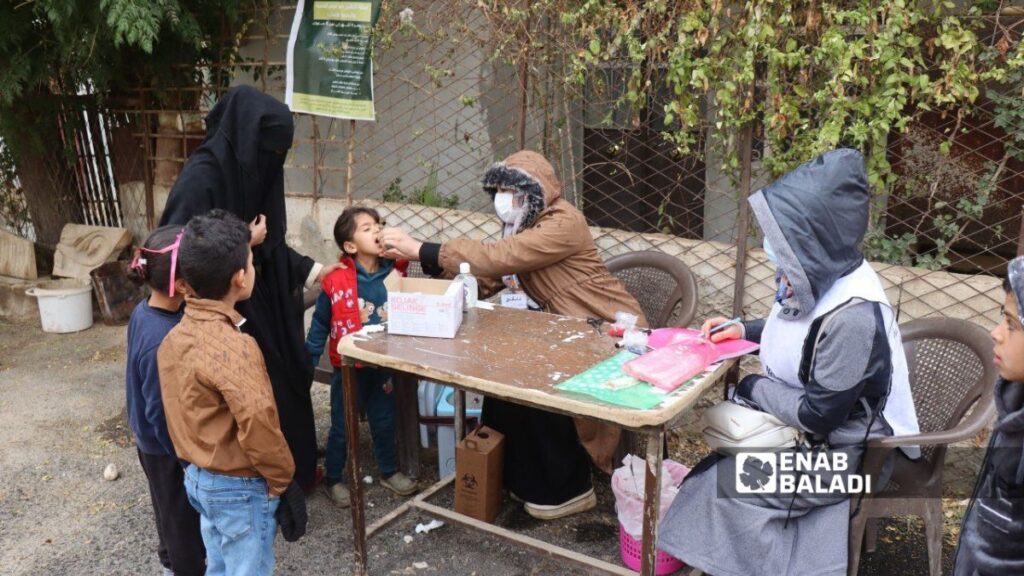 انطلاق حملة لتلقيح الأطفال في مدينة رأس العين شمالي الحسكة - تشرين الثاني 2025 (عنب بلدي)