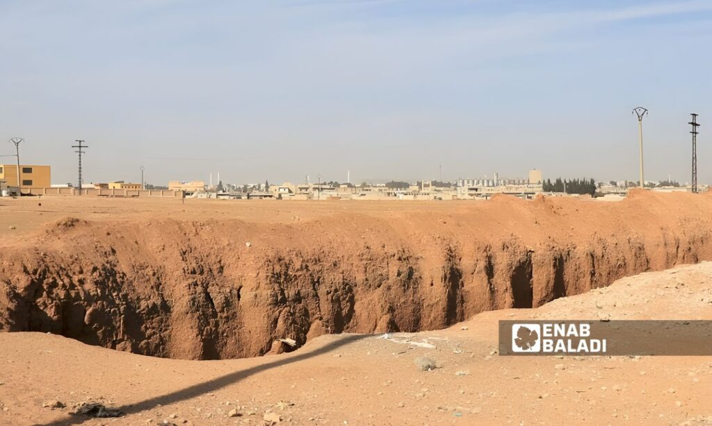 خندق عسكري ضمن إحدى الأراضي الزراعية في بلدة تل حلف في مدينة رأس العين شمالي الحسكة - 8 تشرين الثاني 2025 (عنب بلدي)