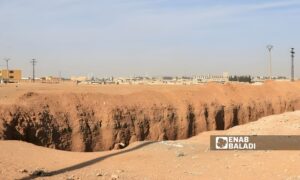 خندق عسكري ضمن إحدى الأراضي الزراعية في بلدة تل حلف في مدينة رأس العين شمالي الحسكة - 8 تشرين الثاني 2025 (عنب بلدي)
