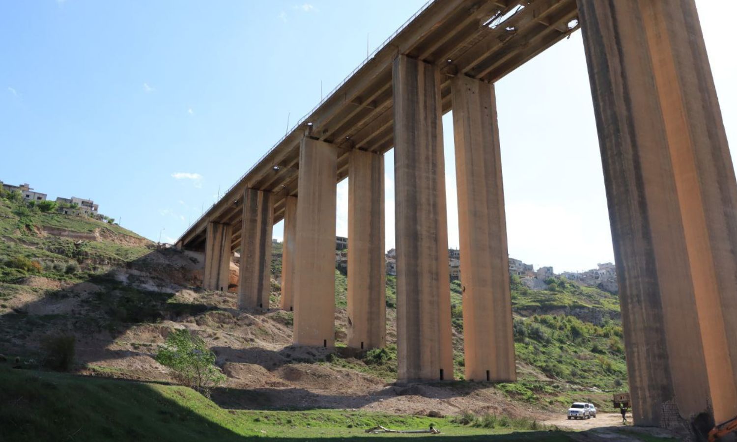 الأضرار التي لحقت بجسر الرستن إثر استهدافه بالطيران الحربي الروسي والسوري - 5 نيسان 2025 (سانا)