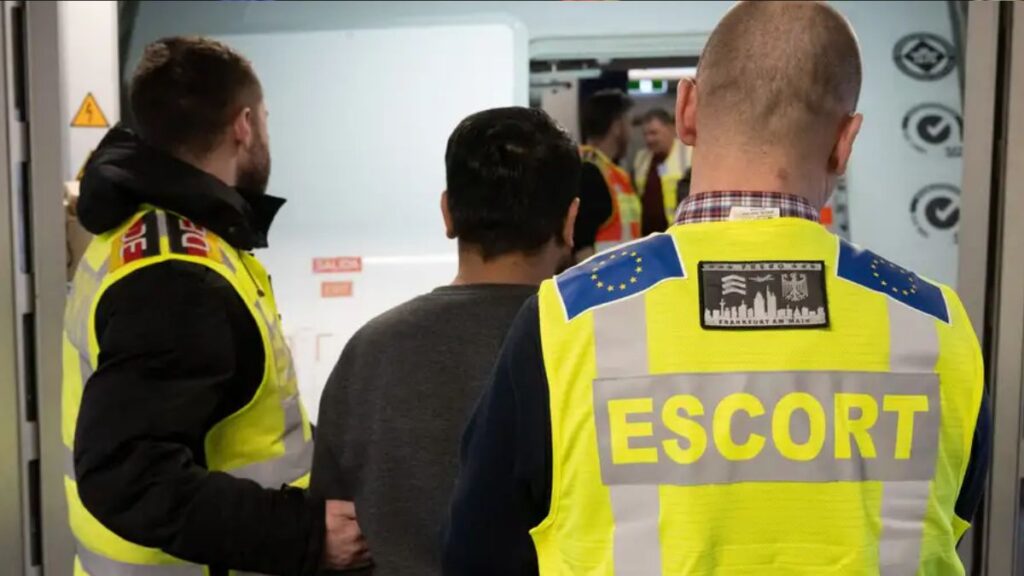 تسعى الحكومة الألمانية إلى زيادة الضغوط والتشديد لزيادة عملية الترحيل (Boris Roessler/dpa/picture alliance)