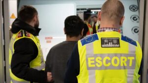 تسعى الحكومة الألمانية إلى زيادة الضغوط والتشديد لزيادة عملية الترحيل (Boris Roessler/dpa/picture alliance)