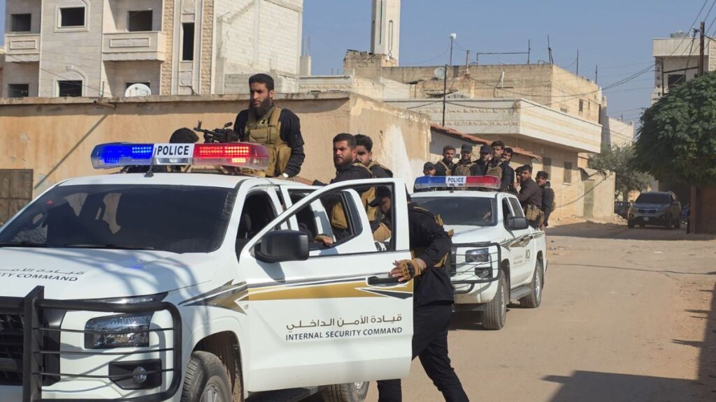 من العملية الأمنية التي نفذتها وحدات وزارة الداخلية ضد تنظيم "الدولة الإسلامية" في محافظة حماة- 8 تشرين الثاني 2025 (وزارة الداخلية السورية/فيسبوك)