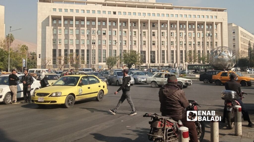 حركة السيارات في ساحة السبع بحرات وسط دمشق - 16 تشرين الثاني 2025 (عنب بلدي/مارينا مرهج)