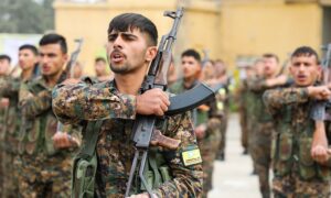 عناصر من قوات سوريا الديمقراطية خلال تخريج إحدى الدورات في محافظة الرقة - 6 تشرين الثاني 2025 (قسد/ المركز الإعلامي)
