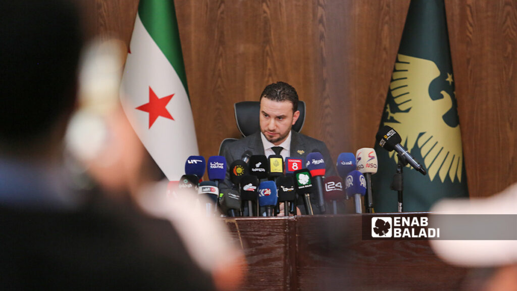 المتحدث باسم وزارة الداخلية نور الدين البابا يوضح أسماء المطلوبين من عهد النظام البائد وإجراءات منح جوازات السفر للمواطنين – 20 تشرين الثاني 2025 (عنب بلدي/ نور حمزة)