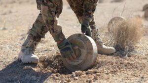 فرق الهندسة في وزارة الدفاع تمشط بادية دير الزور لتفكيك الألغام ومخلّفات الحرب غير المنفجرة - 9 تشرين الأول 2025 (وزارة الدفاع/ فيسبوك)