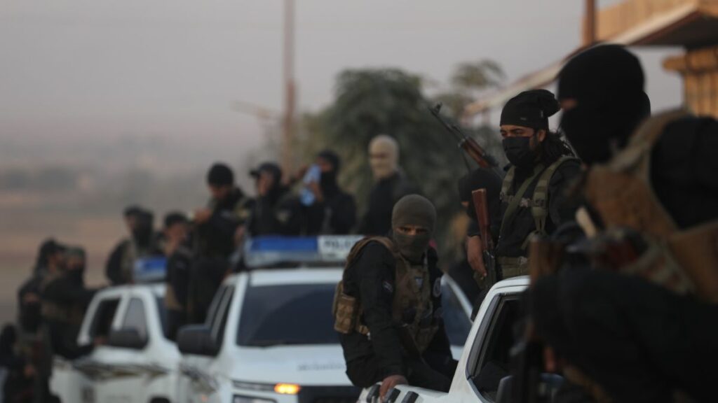 حملة أمنية تنفذها وزارة الداخلية السورية بالتعاون مع جهاز الاستخبارات في محافظة دير الزور استهدفت مواقع لتنظيم "الدولة" - 9 تشرين الثاني 2025 (وزارة الداخلية/فيسبوك)