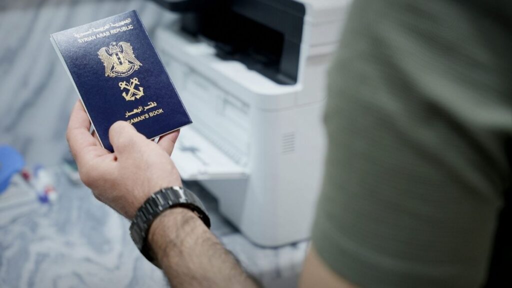 مواطن يحصل عبى وثيقة البحار في فرع مديرية طرطوس للموانئ - 11 تشرين الثاني 2025 (سانا)