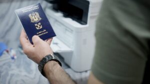 مواطن يحصل عبى وثيقة البحار في فرع مديرية طرطوس للموانئ - 11 تشرين الثاني 2025 (سانا)