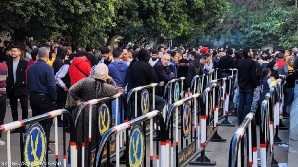 سوريون أمام السفارة السورية في القاهرة أمام سفارتهم لتجديد هوياتهم وجوازات سفرهم - 16 كانون الأول 2024 (سكاي نيوز عربية)