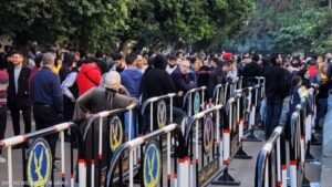 سوريون أمام السفارة السورية في القاهرة أمام سفارتهم لتجديد هوياتهم وجوازات سفرهم - 16 كانون الأول 2024 (سكاي نيوز عربية)