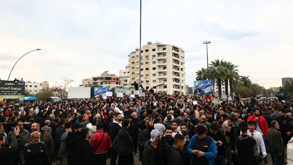 شهدت تظاهرات الساحل مشاركة واسعة من سكان ريفي طرطوس واللاذقية (AFP)