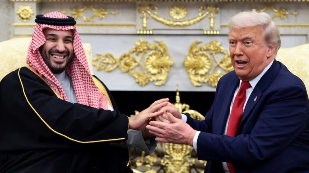 الرئيس الأمريكي دونالد ترامب يصافح ولي العهد السعودي الأمير محمد بن سلمان خلال اجتماعهما بالبيت الأبيض في واشنطن - 18 تشرين الثاني 2025 (رويترز/ إيفلين هوكستين)