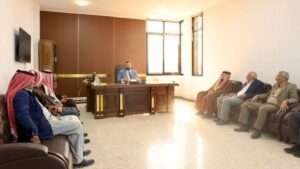 محافظ السويداء يجتمع مع عدد من وجهاء عشائر المحافظة - 9 تشرين الثاني 2025 (محافظة السويداء/فيسبوك)