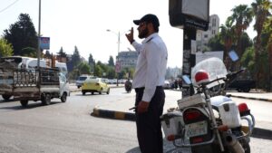 شرطي مرور في أحد الشوارع الرئيسية لتأمين مراكز انتخاب أعضاء مجلس الشعب - 5 تشرين الأول 2025 (وزارة الداخلية)