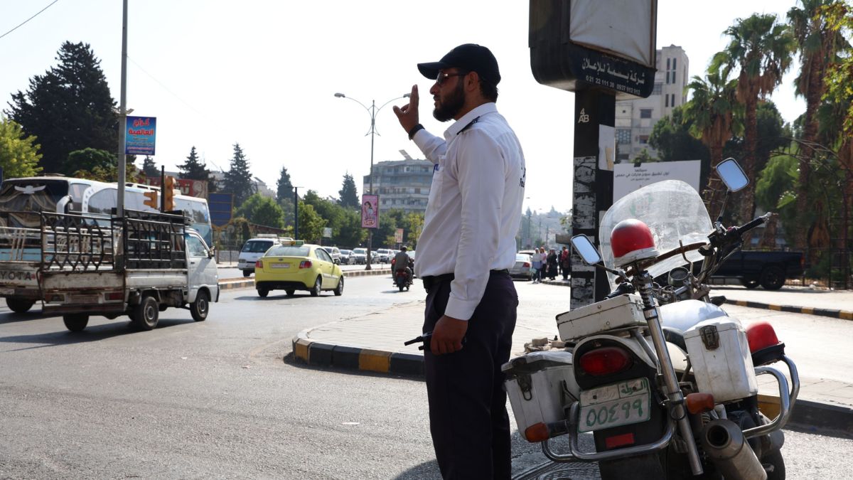 شرطي مرور في أحد الشوارع الرئيسية لتأمين مراكز انتخاب أعضاء مجلس الشعب - 5 تشرين الأول 2025 (وزارة الداخلية)